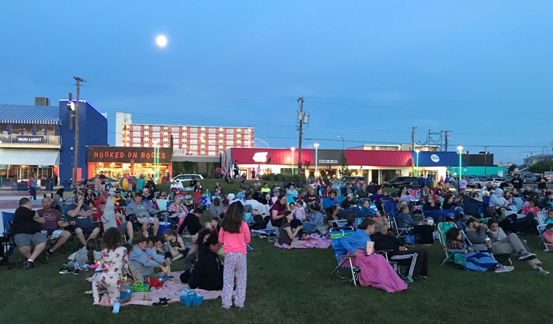 Image: Movies in the Plaza Downtown Wildwood